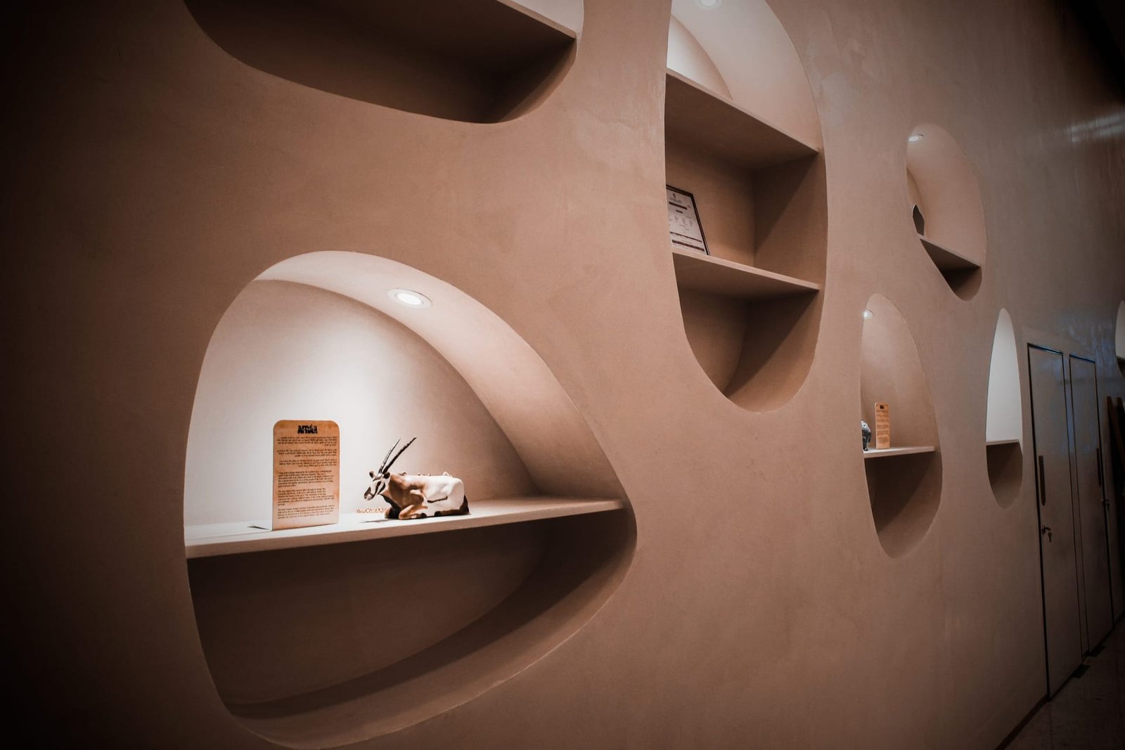 Sculpted display niches in Microtadelakt lime plaster at Afraa Boutique, Place Vendome, Lusail